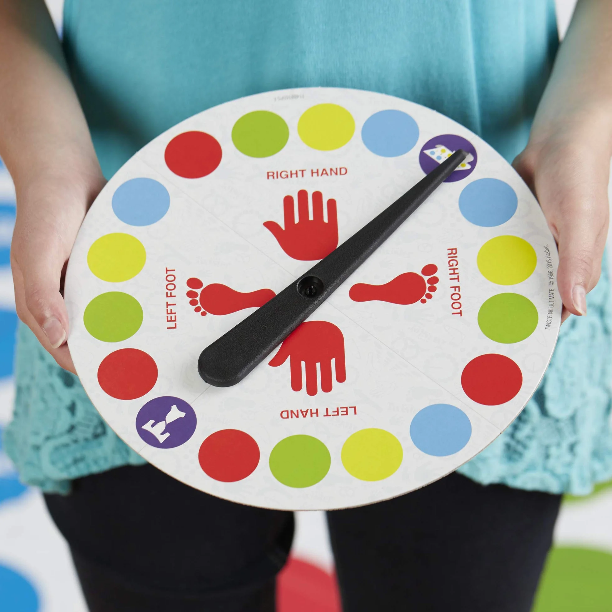 Hasbro Gaming Twister Ultimate: tappetino più grande, macchie più colorate, famiglia, gioco per feste per bambini dai 6 anni in su; compatibile con Alexa (esclusiva Amazon)