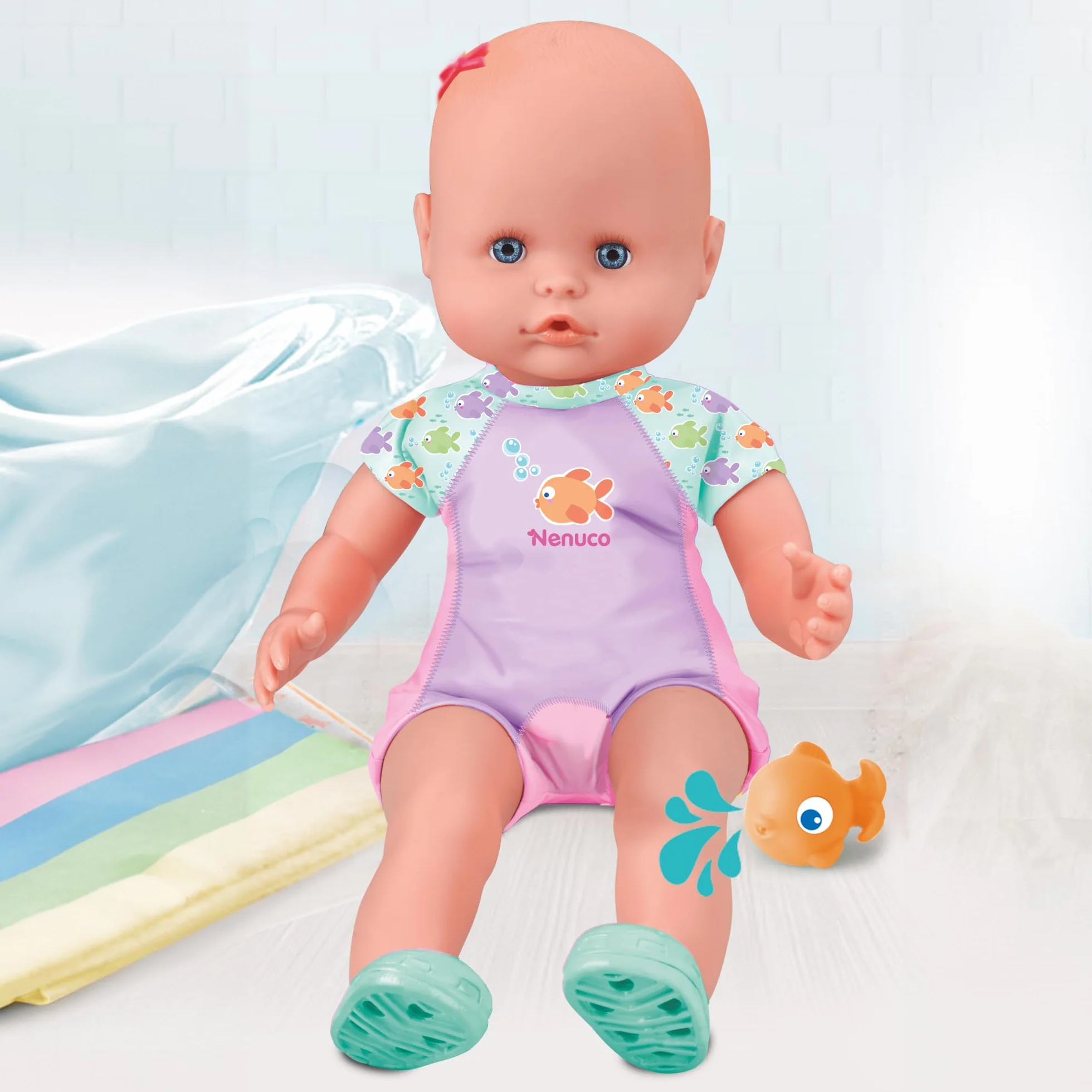 Nenuco - mio primo bagno. Bambola morbida con corpo sommergibile,costume rosa, puoi metterla nella vasca da bagno, in piscina o al mare, per bambine/I da 12 mesi, Famosa NFN88000