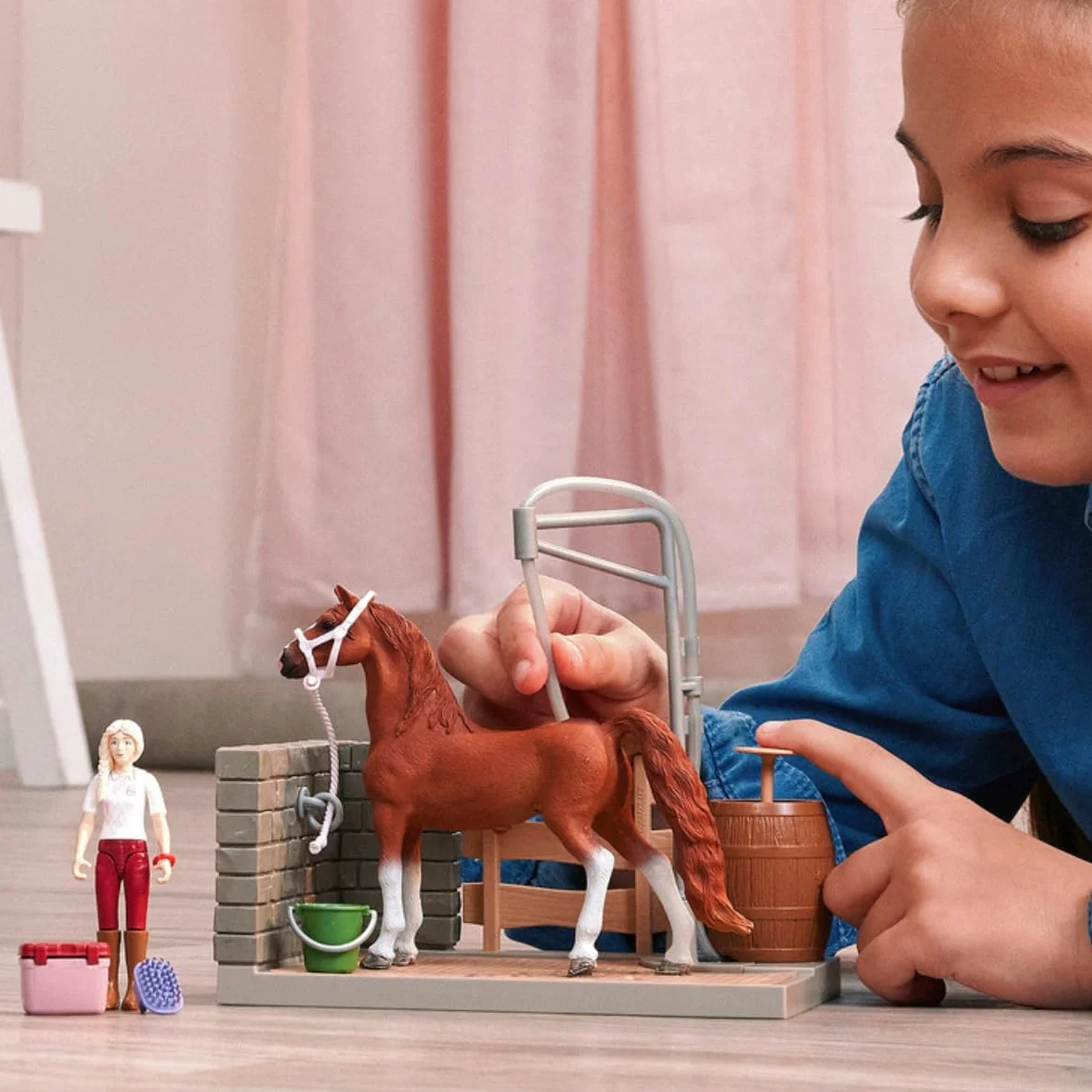 schleich HORSE CLUB | Angolo lavaggio cavalli di Sofia 42792 | Playset con acqua vera, pompa, cavallo, personaggio snodato & accessori | Giocattolo & regalo per bambini dai 5 anni | 26 pezzi