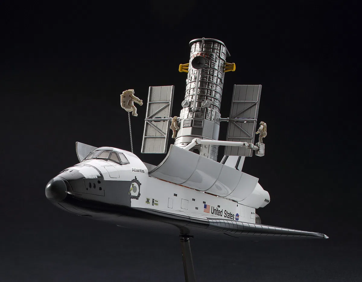 Hasegawa HLT10821 Hubble Space Telescope And Shuttle Orbiter con astronauti Model Kit, Scala 1: 200