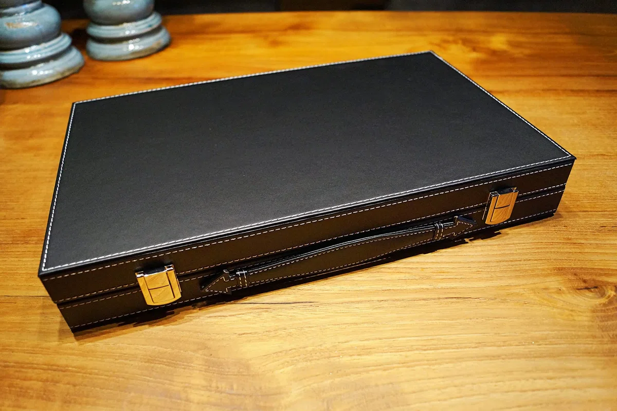 Attaché Case Backgammon Game - Set da backgammon in finta pelle con rivestimento interno in feltro pregiato - 48 x 38 cm - inclusi i bicchieri per i dadi