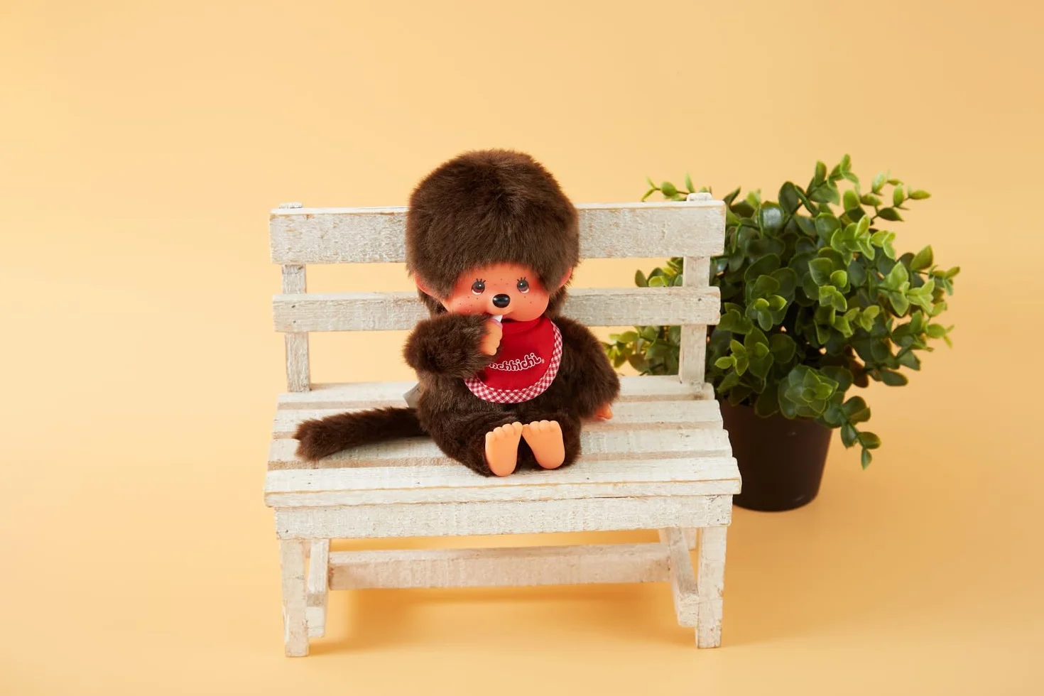 Sekiguchi 255010 - Originale Ragazzo Monchhichi, in Peluche Marrone, con Bavaglino Rosso, Circa 20 cm