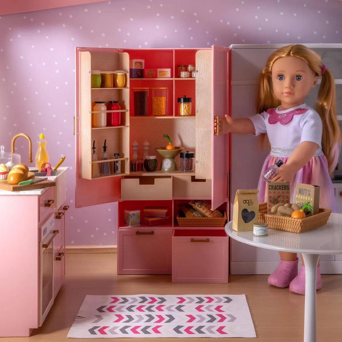 Our Generation - Una bella dispensa - Home Set di mobili da cucina - Articoli alimentari per finta - Accessori per bambole da 46 cm - Gioco d'immaginazione - Giocattolo per bambini dai 3 anni in su
