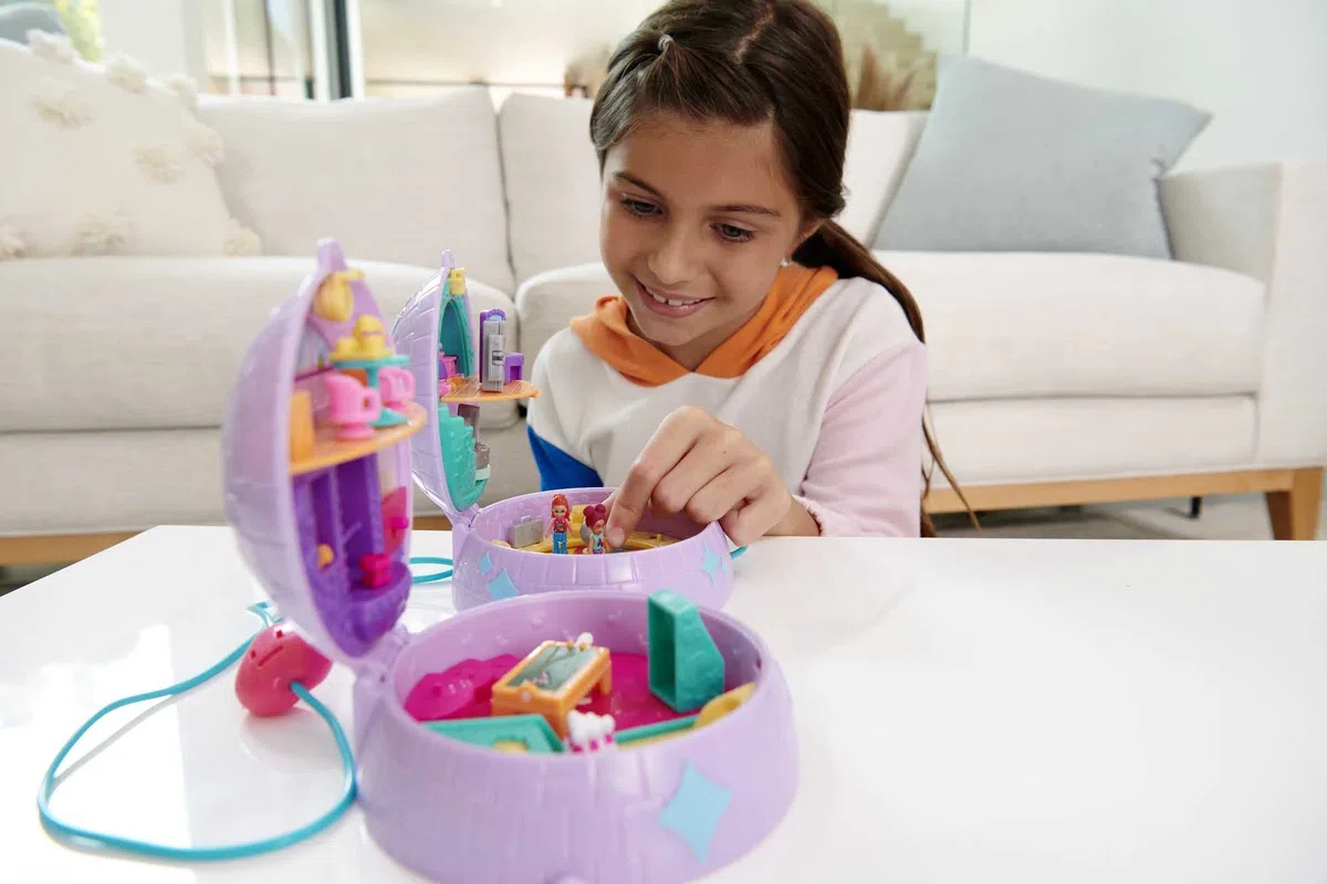 Polly Pocket Double Play - Cofanetto Pattinaggio - Set 2 in 1 Pattinaggio in Discoteca - 2 Bambole - 15 Accessori - Regalo per Bambini 4+ Anni, HCG24