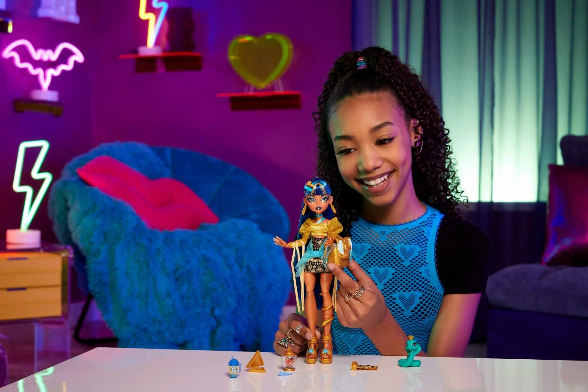 Monster High - Cleo de Nile, bambola con camicetta dorata e gonna a strati, cucciolo di cobra Hissette e accessori come zaino, snack e pergamena inclusi, giocattolo per bambini, 4+ anni, HXH74