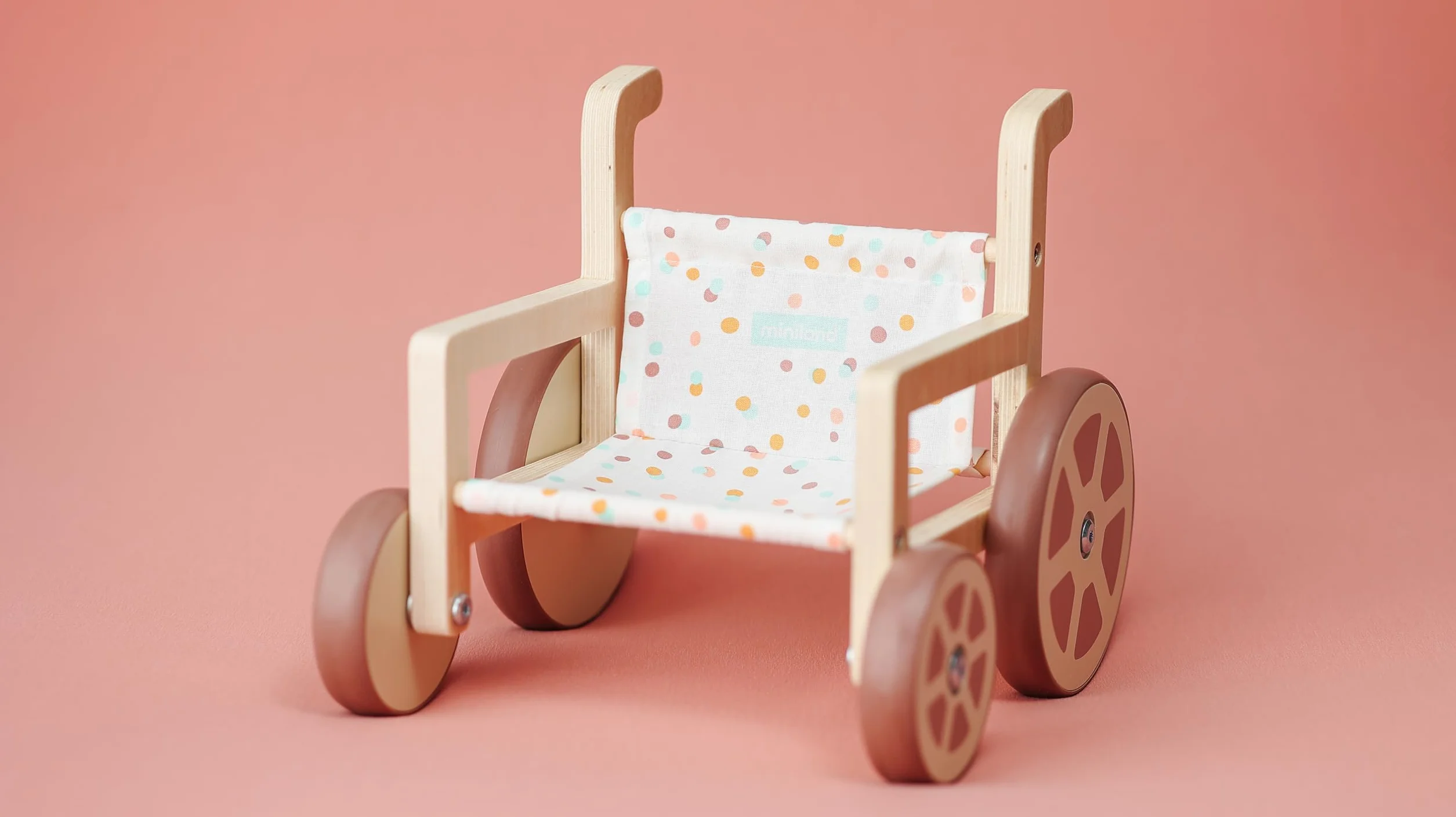 Miniland Sedia a rotelle realizzata con materiali ecologici per bambole fino a 38 cm.