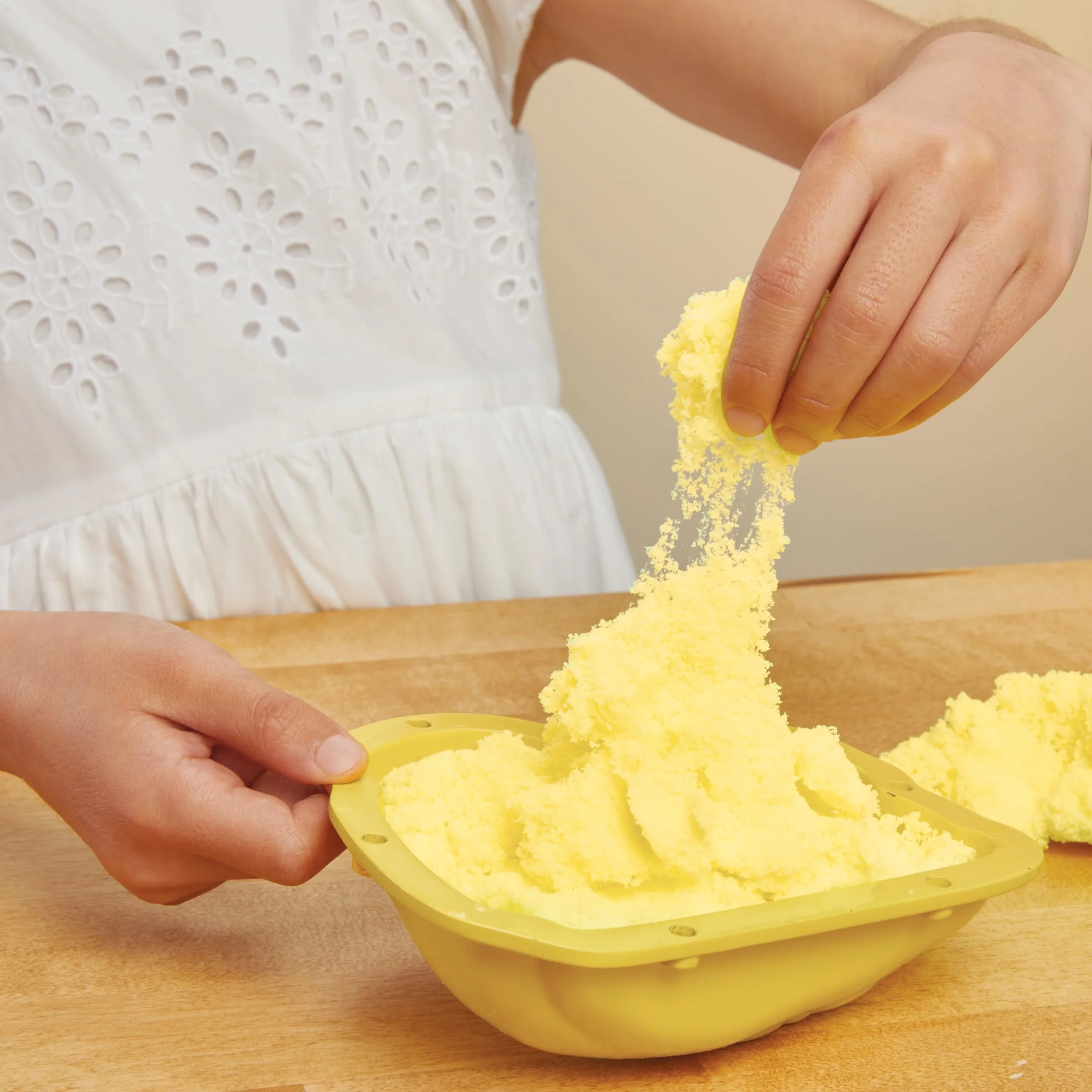 Little Tikes Creative Chefs Bluey Duck Cake Kit - Include Make It Mix e 15 accessori realistici, set di cucina per gioco finto, non commestibile, adatto a bambini e bambine - Età 3+