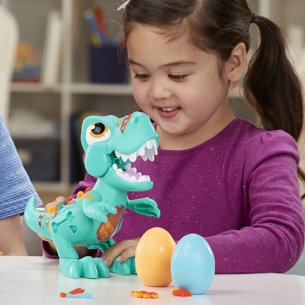 Play-Doh Dino Crew Crunchin' T-Rex Toy for Kids 3 Years and Up with Dinosaur Sounds and 3 Eggs