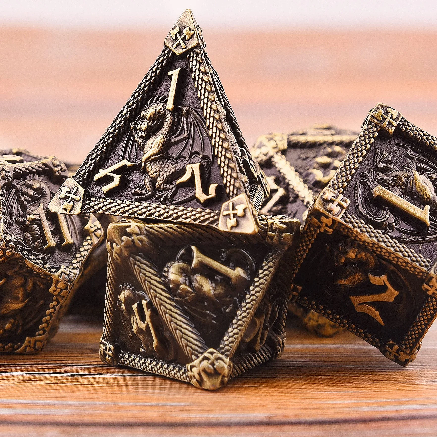 SIQUK 7 Pezzi Dadi Metallo D&D Poliedrici D20 D12 D10 D% D8 D6 D4 Set per Dungeon and Dragons, Bronzo