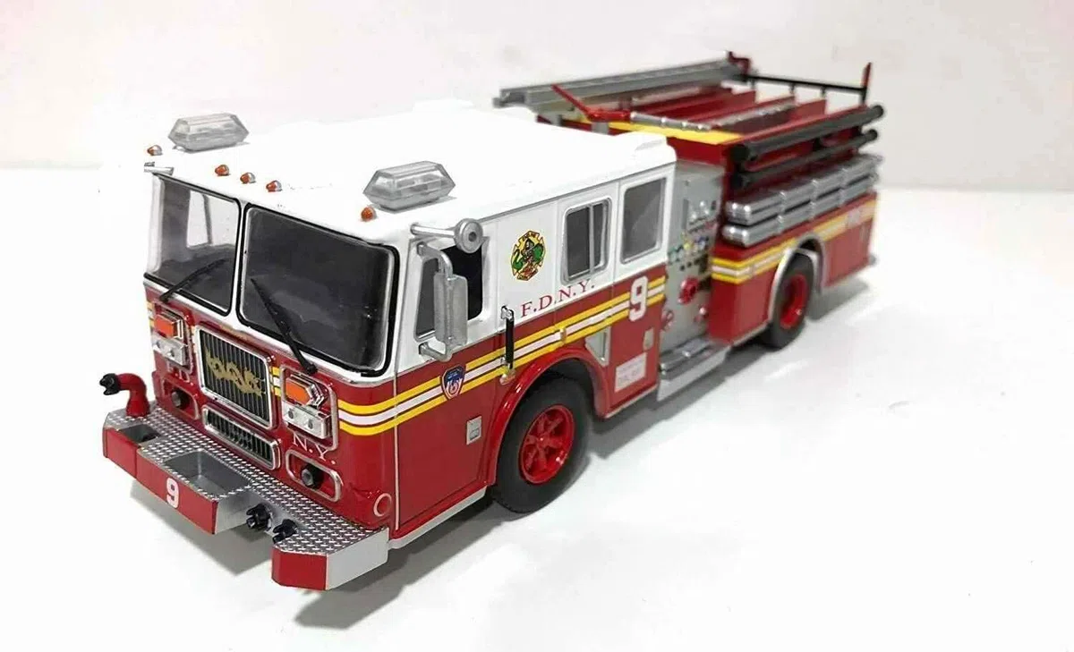 Camion dei vigili del fuoco Americano di New York FDNY Seagrave Marauder II 1/43 del Metallo