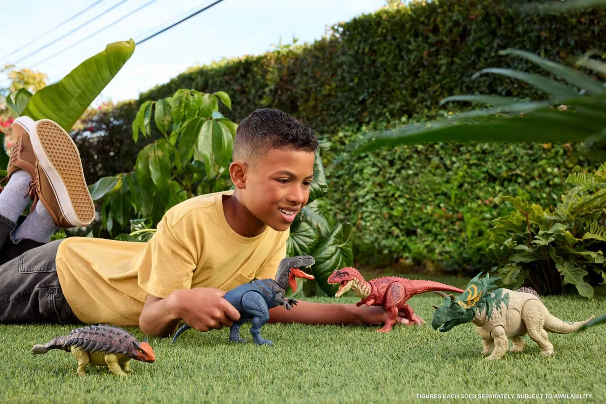 Mattel Jurassic World La Rinascita Utahraptor Ruggito Selvaggio, dinosauro giocattolo con attacco multidirezionale azionato con la coda e suoni, snodato, gioco digitale, JGC80