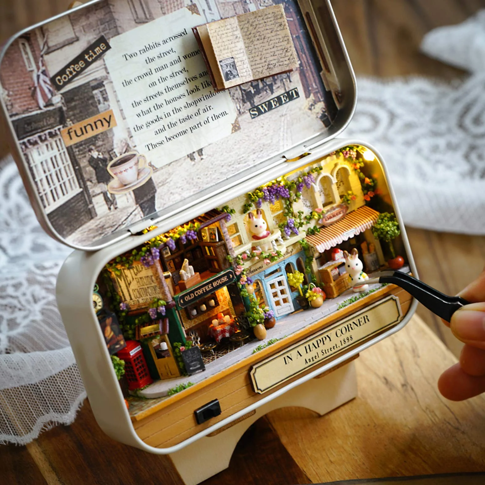 Cuteefun Kit Casa in Miniatura Fai-da-Te da Costruire in Scatola per Adulti, Mini Teatro Fatto a Mano, Regali Creativi Artigianali per Donne (Happiness Corner)