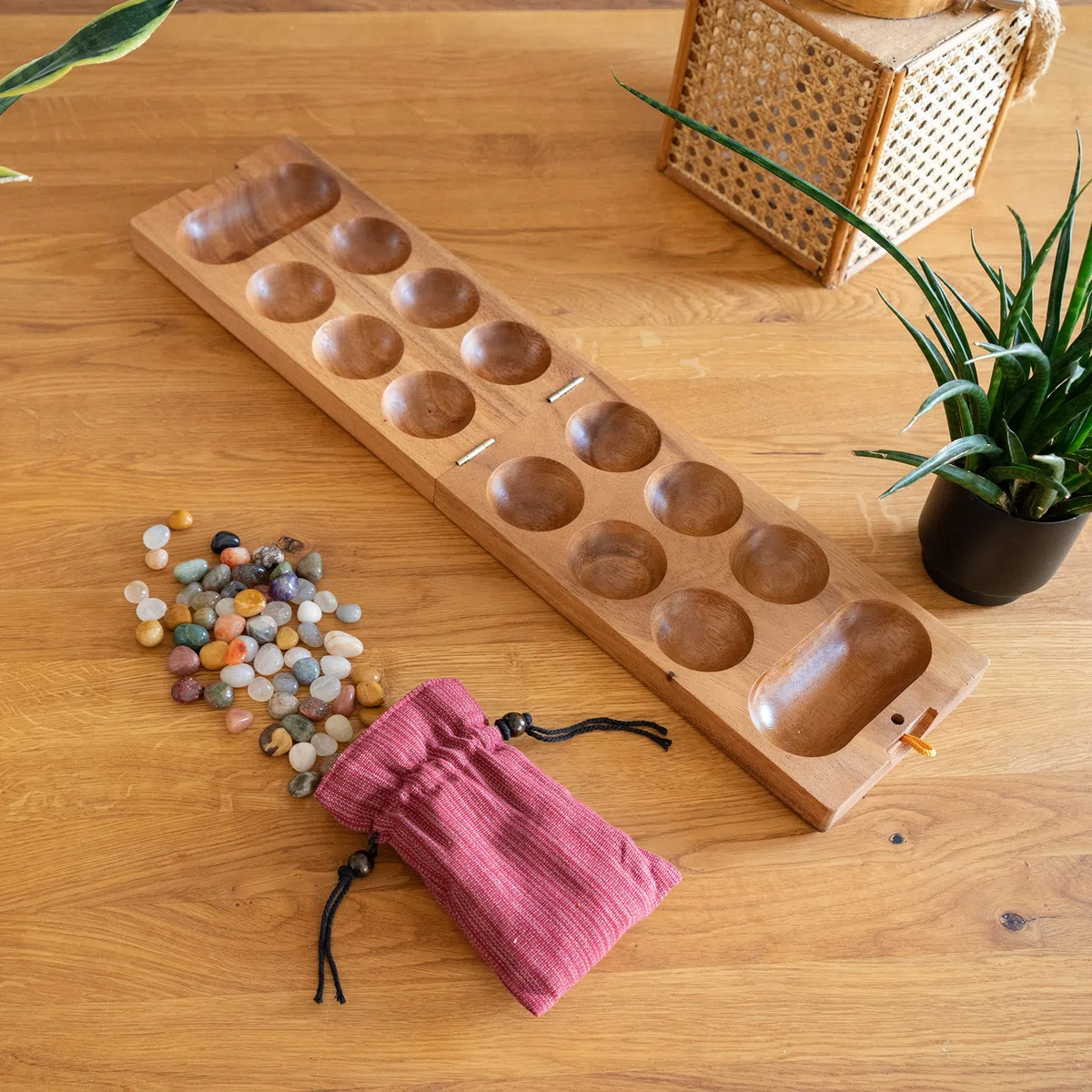 LOGOPLAY Kalaha Gioco per 2 giocatori con sacchetto di stoffa – Campo da gioco 14 x 49 cm – Hus – Bao – con pietre preziose