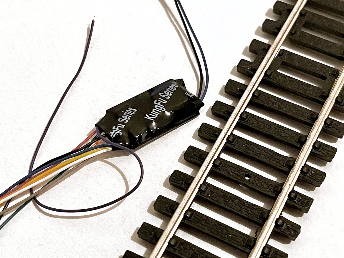 Decoder DCC per locomotiva a 4 funzioni con spina NEM 652 a 8 pin