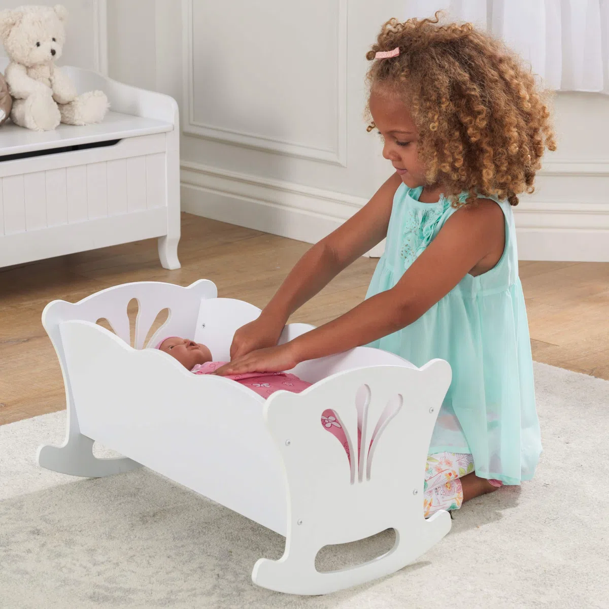 KidKraft Lil' Doll Culla per Bambole, Culla in Legno per Bambola, Mobili per Bambolotto con biancheria da culla inclusi, Giocattoli per Bambini, 60101