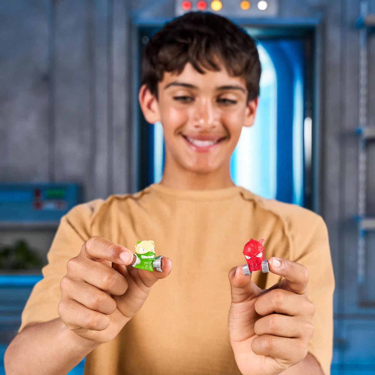 MrBeast Lab Swarms Battle Fusion Series Mega Lab Pack - Include 14 Micro Beasts con lancia serpente ultra rara, 80+ da raccogliere, adesivi e tappi Fusion impilabili per esposizione