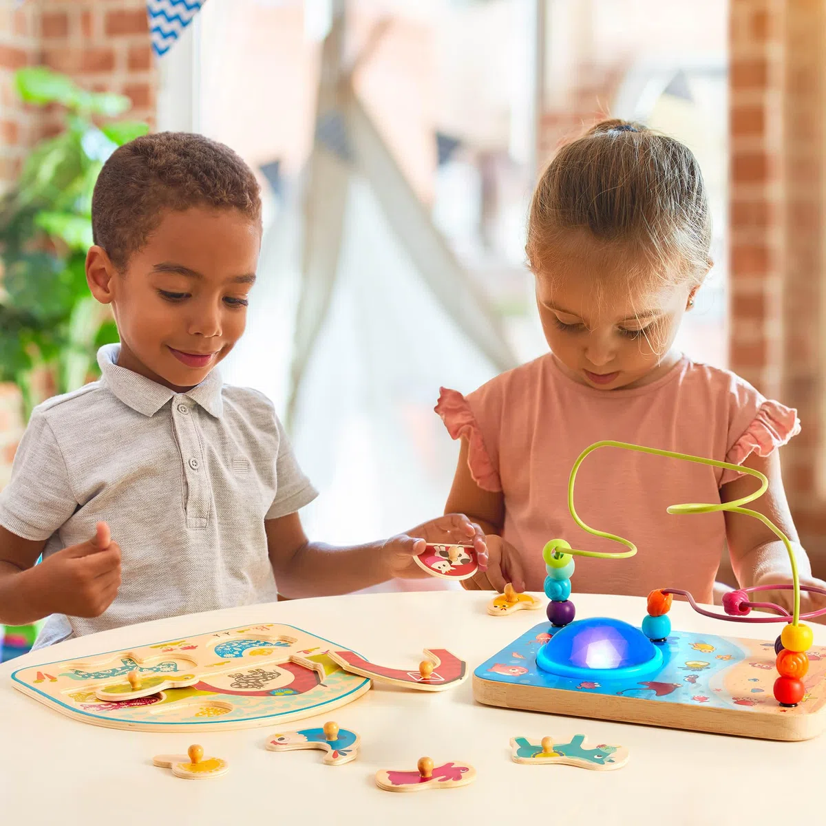 B. Toys - Mari da brivido - Labirinto di Perline - Labirinto di Fili Musicali - Suoni e luci - 12 Mesi +