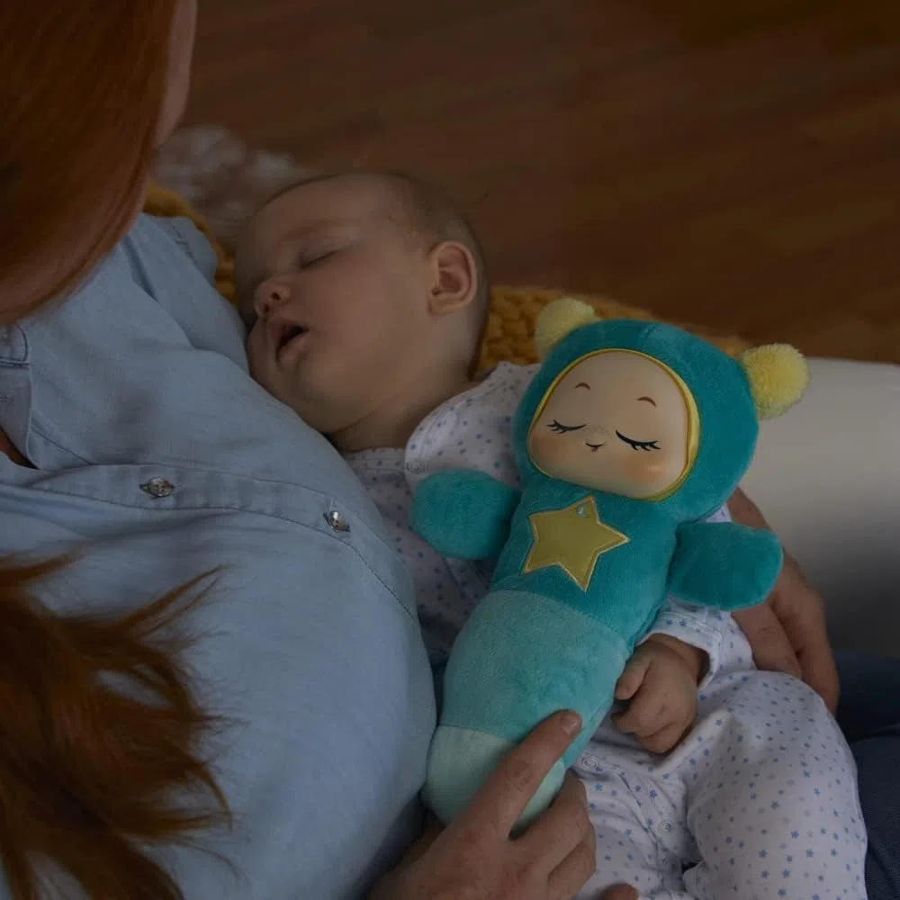 Playskool Glo Worm SmartSense, Peluche morbido con sensore di pianto e voce registrabile [Esclusivo Amazon]
