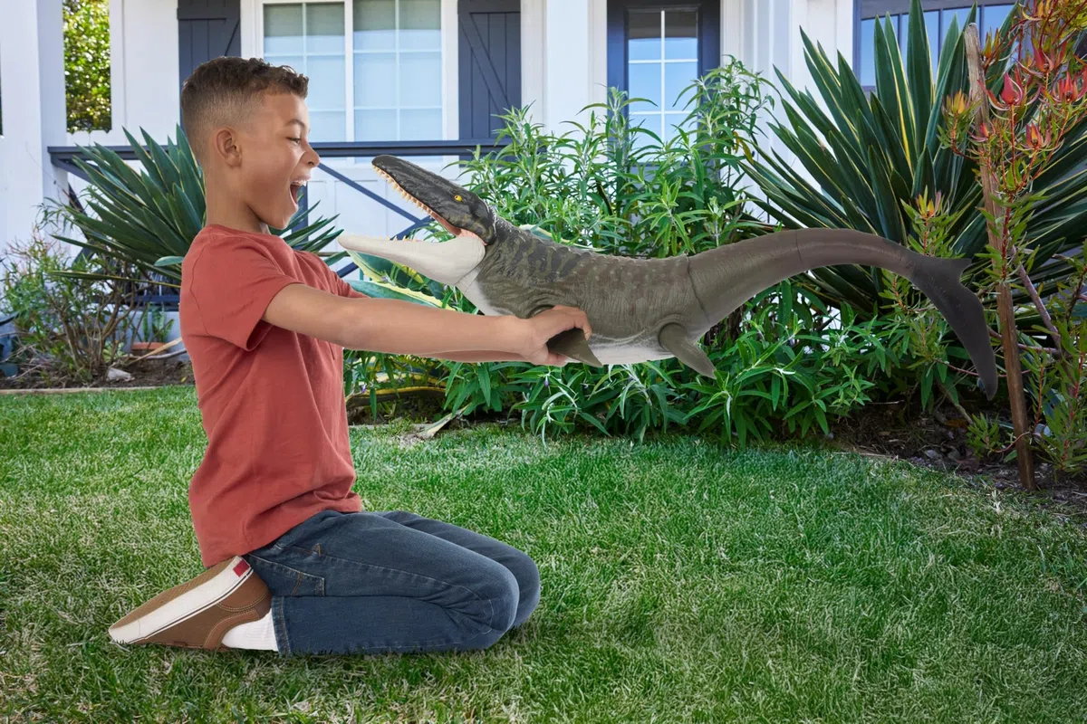 Mattel Jurassic World Rebirth - Mosasauro Super Colossale, enorme dinosauro snodato con due mosse d'attacco, look fedele al film, giocattolo per bambini, 4+ anni, JGB51