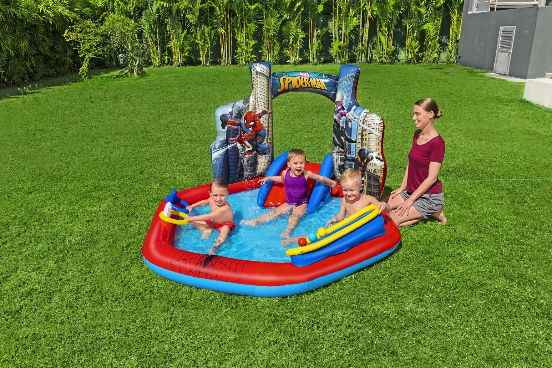 Bestway 6'11" x 6'9" x 50"/2.11m x 2.06m x 1.27m Play Center