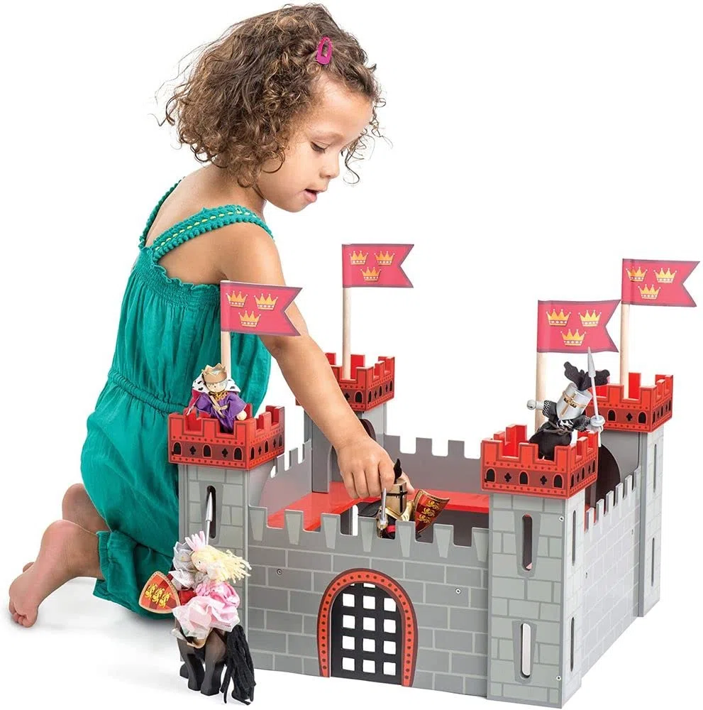 Le Toy Van - TV256 - Castello di legno gioco per bambini 3 anni, My First Castle, include 30 adesivi per decorare il castello, con 4 torri e ponte levatoio funzionante, 43 x 43 x 42 cm