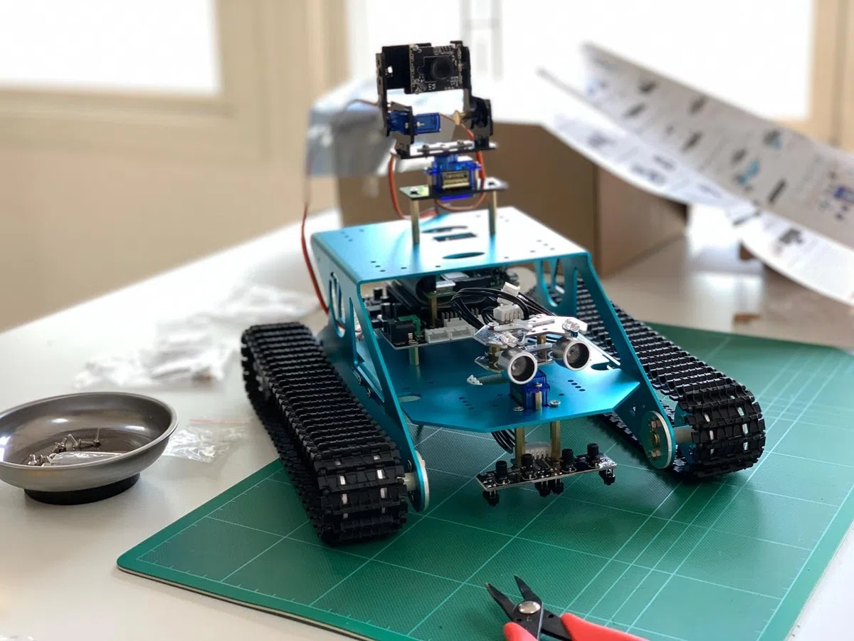 Yahboom Raspberry Pi 4B Tank Robot Kit Adulti Professionale Python Elettronico Riconoscimento del Colore Compatibile con Arduino/STM32 (without Raspberry Pi)
