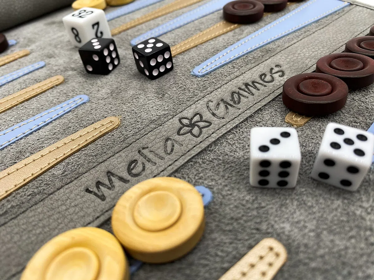 MELIA Outlet Backgammon in pelle per rotolare – Backgammon da viaggio in vera pelle con pietre da gioco in legno – Lusso Backgammon – Premium Roll-Up Backgammon – Handmade in Europe – Grigio