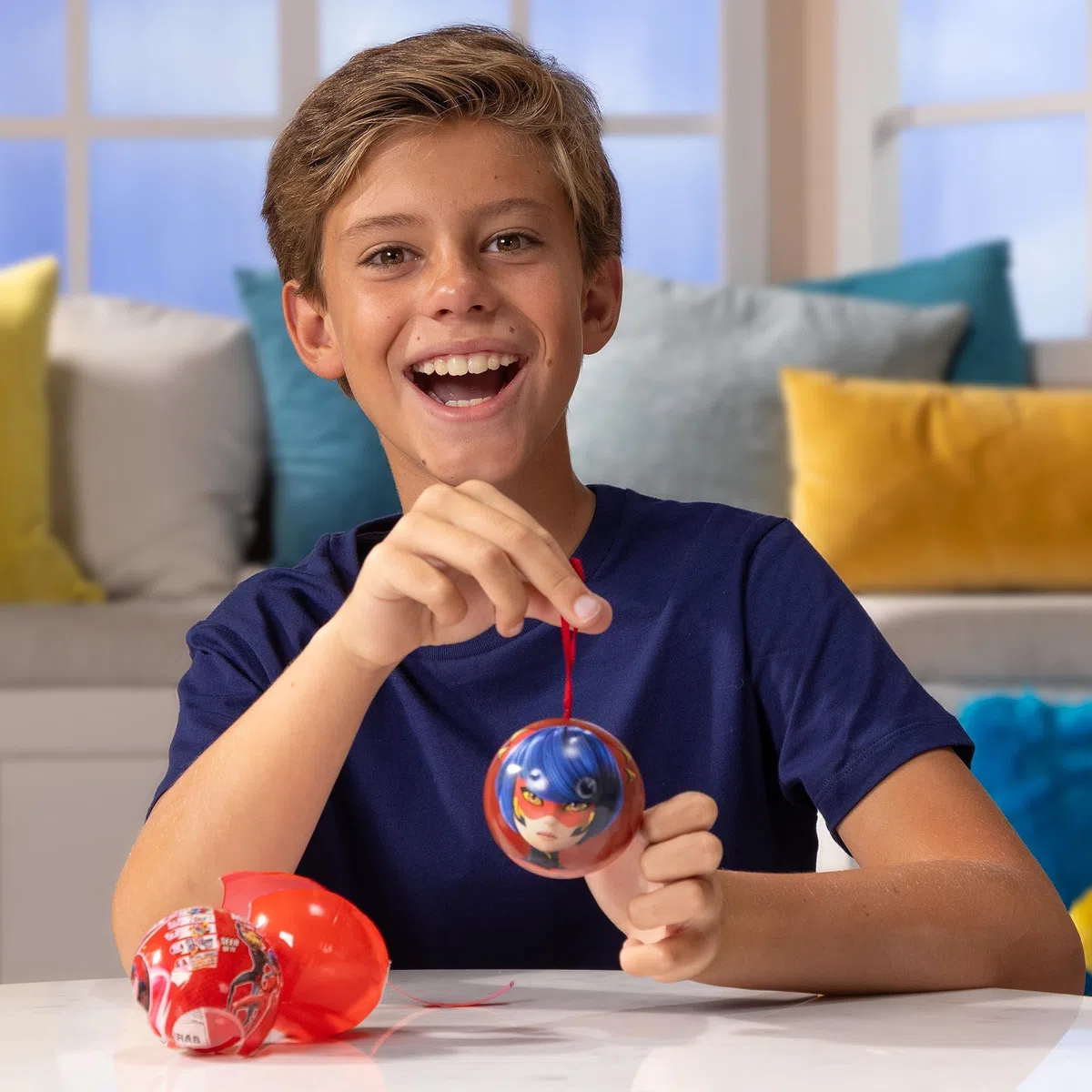 Miraculous Ladybug, giocattolo da collezione capsula 4-1, Set di 4, Miraball sorpresa: Kwami in peluche estensibile,Sfera di metallo con immagini dei personaggi,Adesivi luccicanti,Nastro per appendere