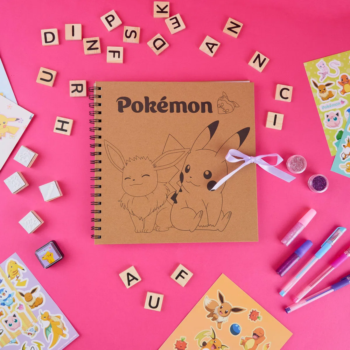 Pokémon Scrapbooking Kit, 47 Pz Scrapbook Forniture, Kit Disegno Bambini, Glitter Penne Gel Adesivi e Accessori, Riempitivi Calze Regali per Bambini