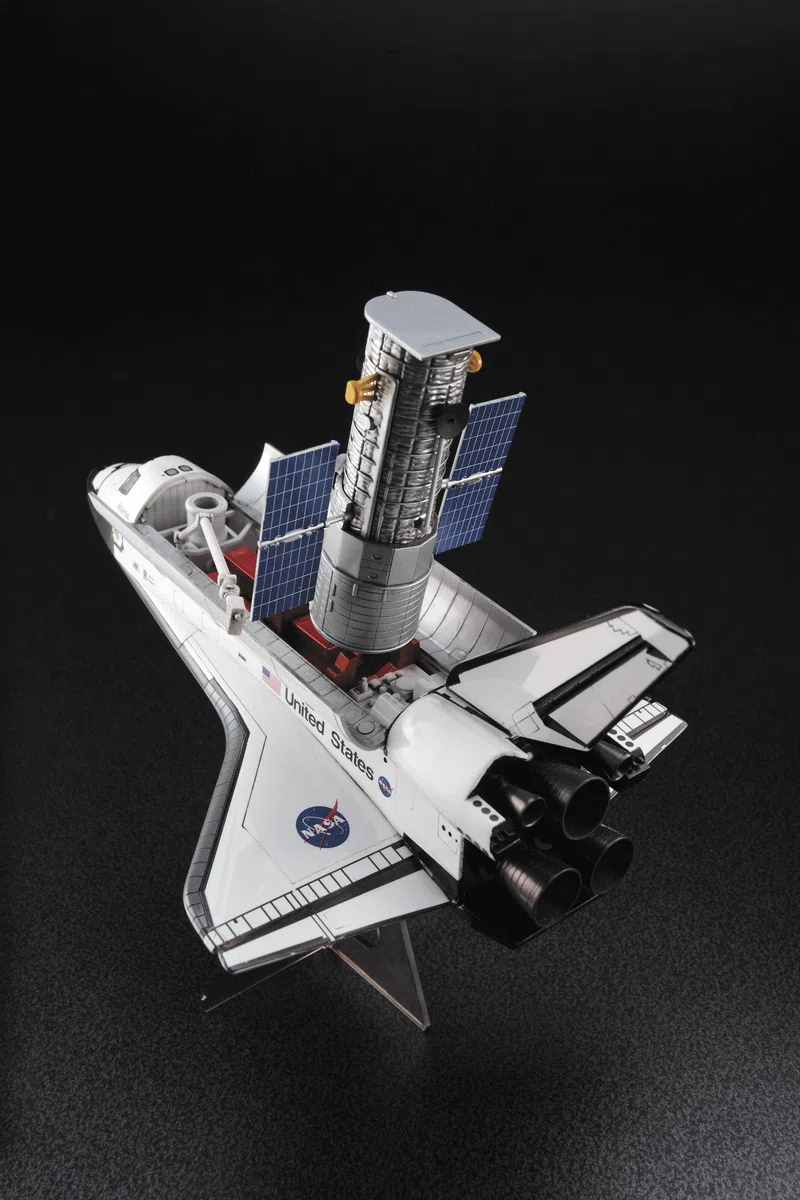 Hasegawa HLT10821 Hubble Space Telescope And Shuttle Orbiter con astronauti Model Kit, Scala 1: 200