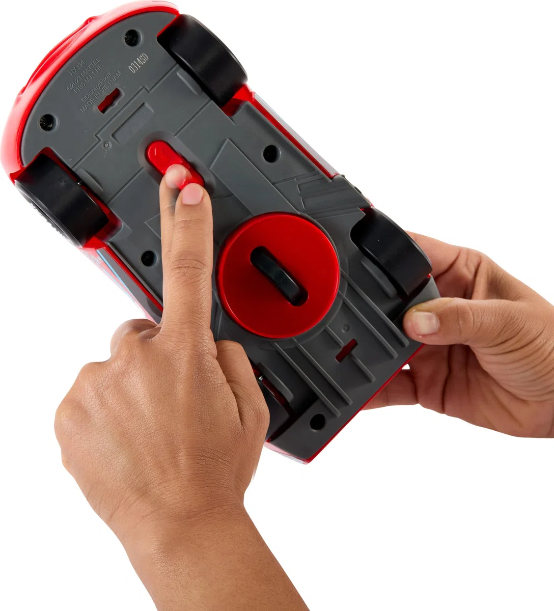 Mattel CARS - Saetta McQueen Corsa Globale Derapa e Sfreccia, veicolo con interruttore e 2 modalità rettilineo e sfreccia, 4 coni per realizzare la pista, giocattolo per bambini, 3+ anni, HXJ34