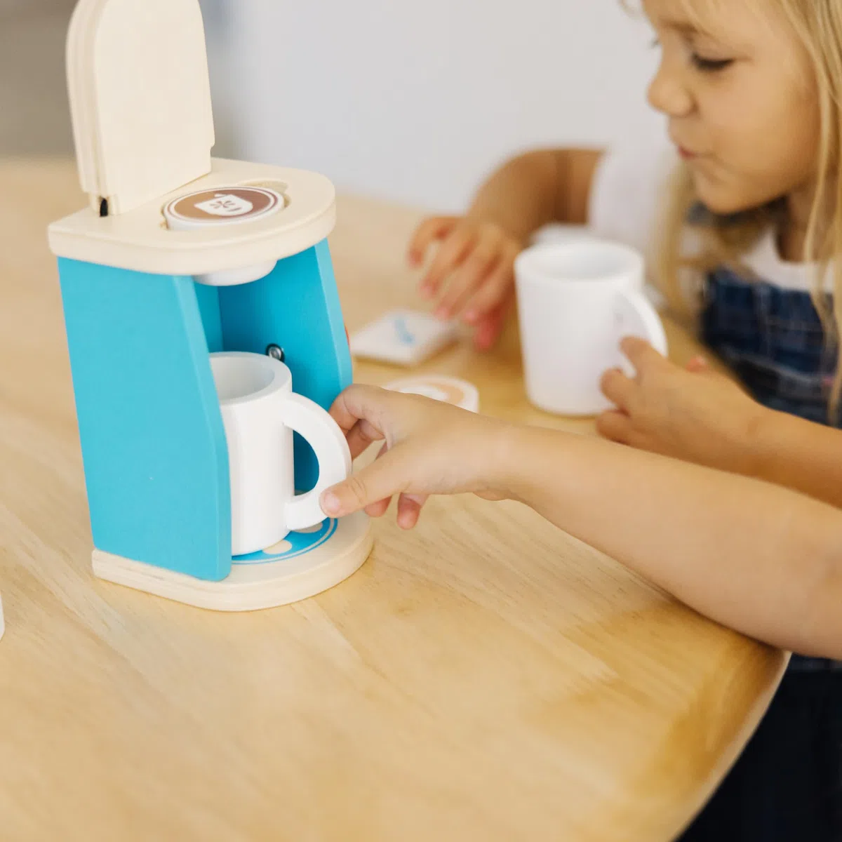 Melissa & Doug Set Di Legno Per Preparare E Servire Il Caffè, Giocattoli di Ruolo, Giochi in Legno, Accessori per la cucina, Set da gioco, Montessori, Regalo Bambini Bambine di 3 4 5 6 7