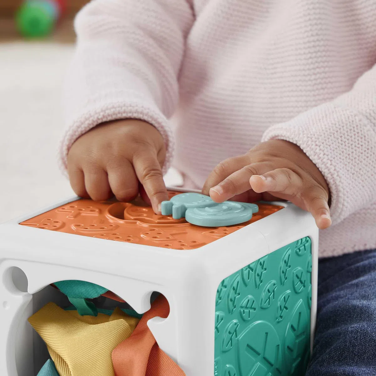 Fisher-Price - Cubetto Baby attività, Scatola di fazzoletti in Tessuto per Il Gioco sensoriale, Include 2 Tessuti Morbidi e 4 Pannelli per attività, Giocattolo per Bambini, 3+ Mesi, HML64