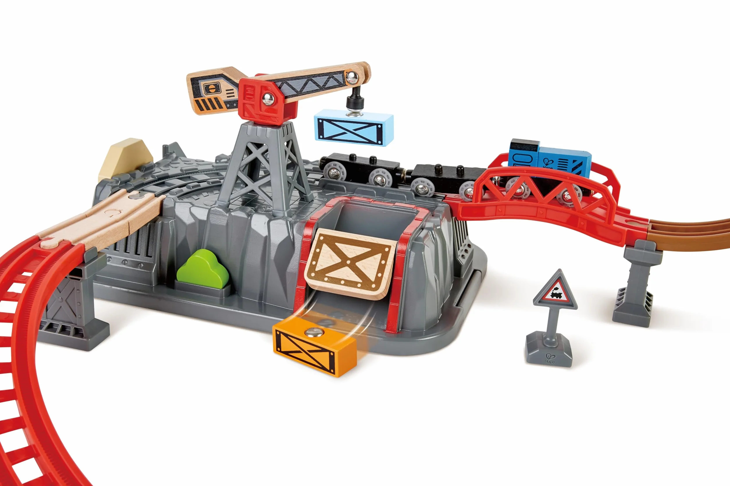 Hape Set costruzioni ferroviarie da 50 pezzi | Con trenini, gru magnetica e passaggio a livello | Giocattolo per bambini dai 3 anni