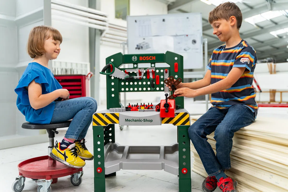 Theo Klein 8574 Banco da Lavoro Bosch da 77 Pezzi con cacciavite, Chiave Inglese, Martello e Molto Altro, Piano di Lavoro con Funzione, 57 x 35 x 86 cm, Giocattolo per Bambini a Partire dai 3 Anni
