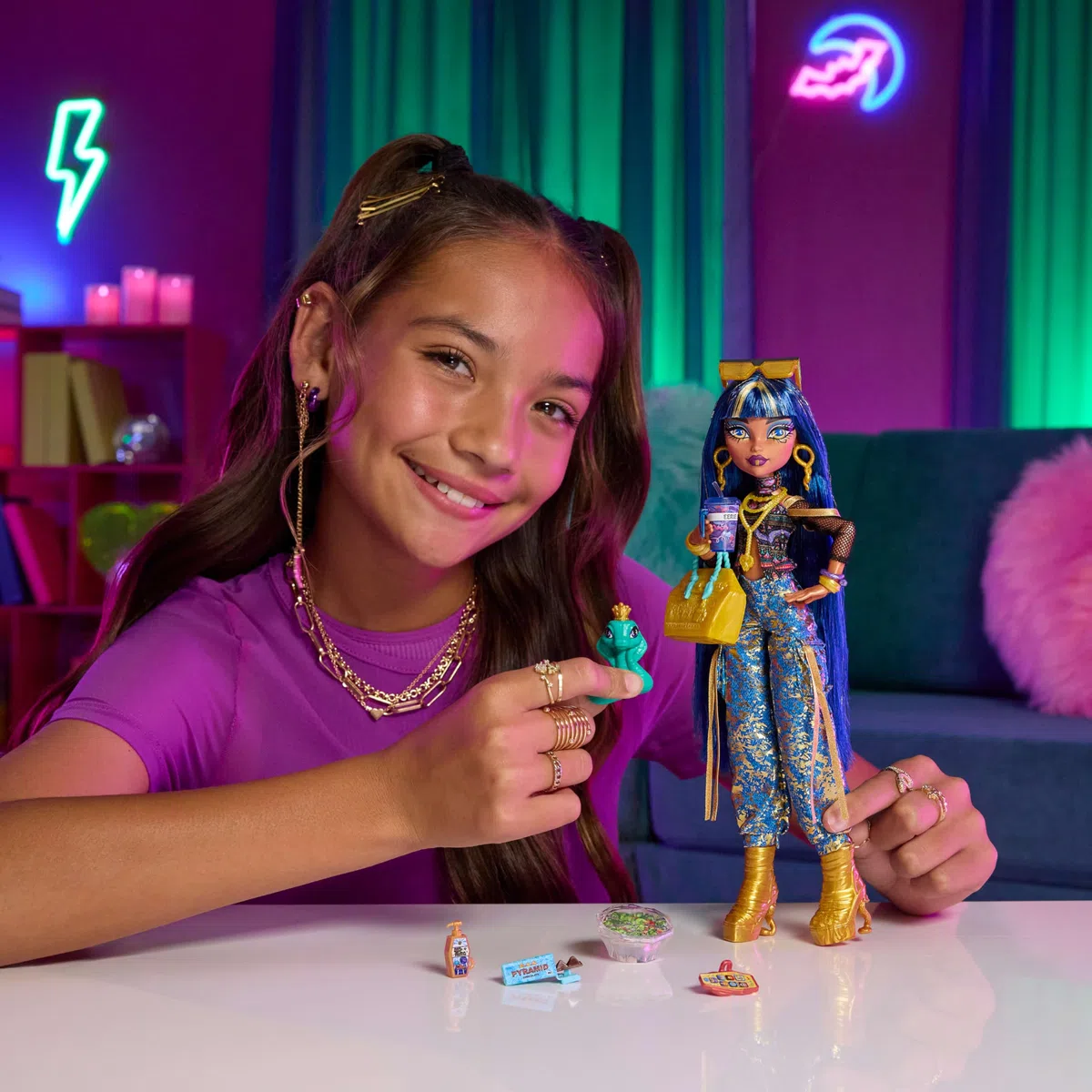 Monster High - Cleo De Nile, bambola con top a fiori e pantaloni cargo in denim dorato, con serpente Hissettee e 7 accessori inclusi tra cui insalata, frullato e borsetta, 4+ anni, JHK32