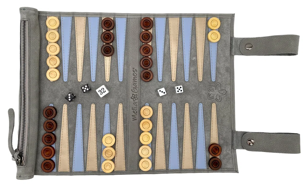 MELIA Outlet Backgammon in pelle per rotolare – Backgammon da viaggio in vera pelle con pietre da gioco in legno – Lusso Backgammon – Premium Roll-Up Backgammon – Handmade in Europe – Grigio
