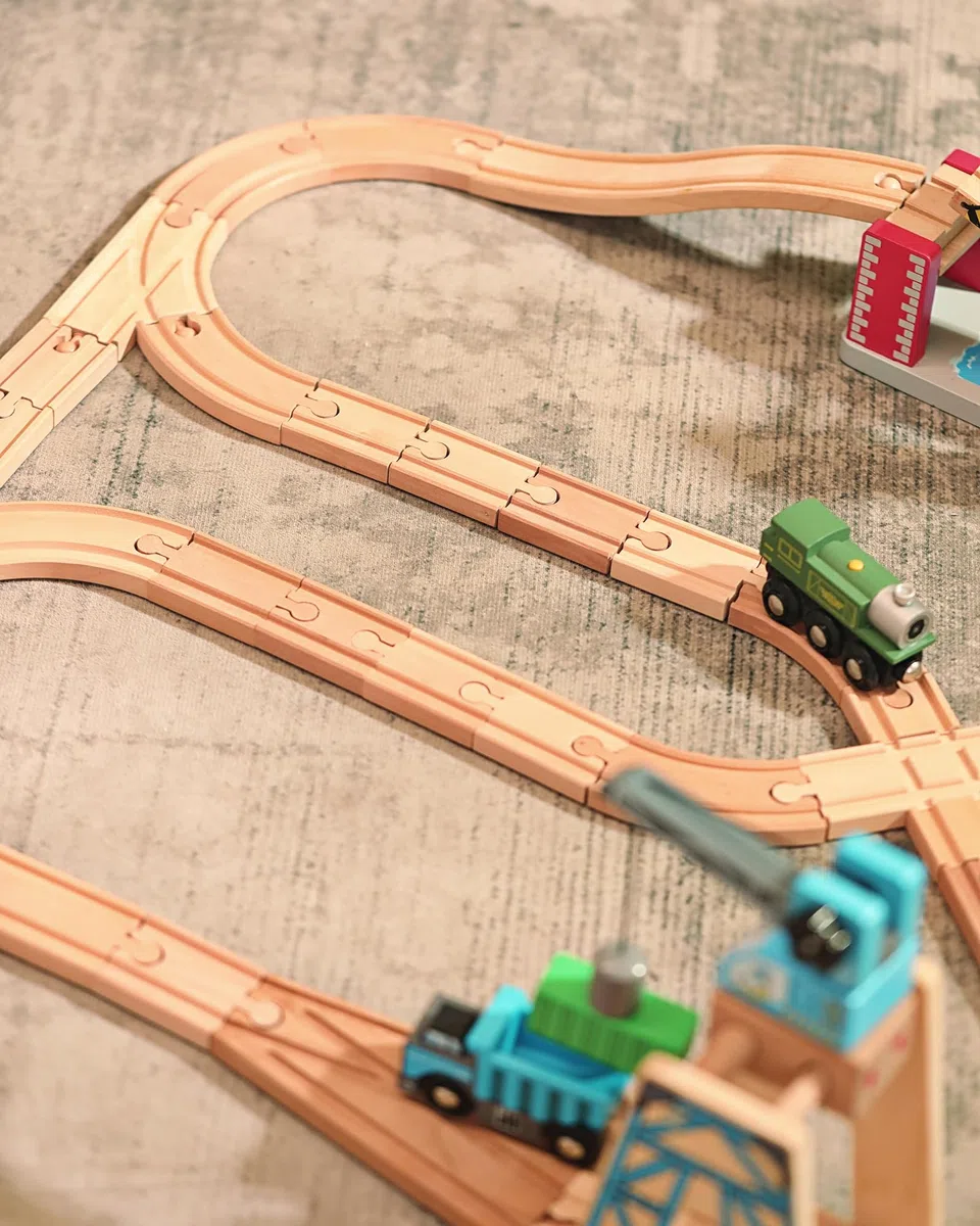 SainSmart Jr. Ferrovia in legno, 52 pezzi, estensione binario, compatibile con tutte le marche più comuni, set di treni giocattolo ferroviari per bambini a partire dai 3 anni in su