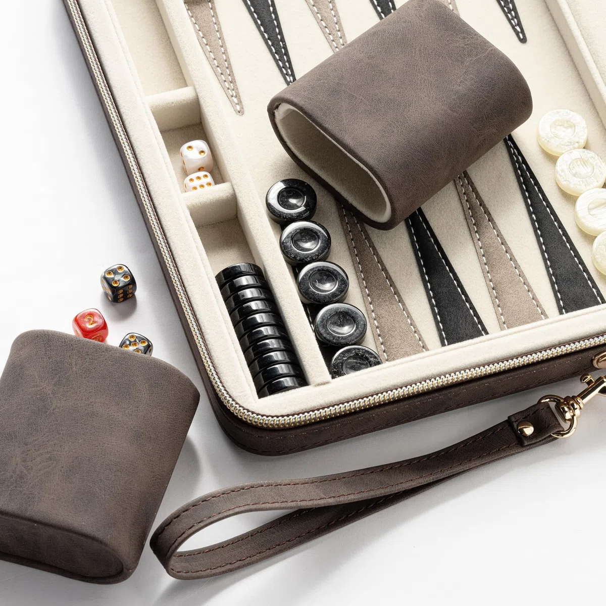 Set da backgammon da 23,9 cm per adulti, classico gioco da tavolo con custodia pieghevole in ecopelle, set da viaggio portatile da backgammon (marrone)