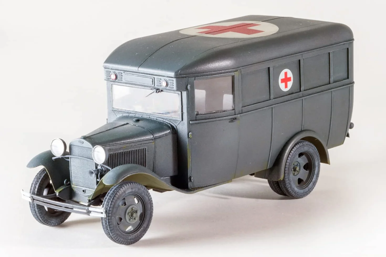 Miniart Scala 1:35 "GAZ 03-30" Ambulanza-Kit per modellismo, in plastica, Colore: Grigio