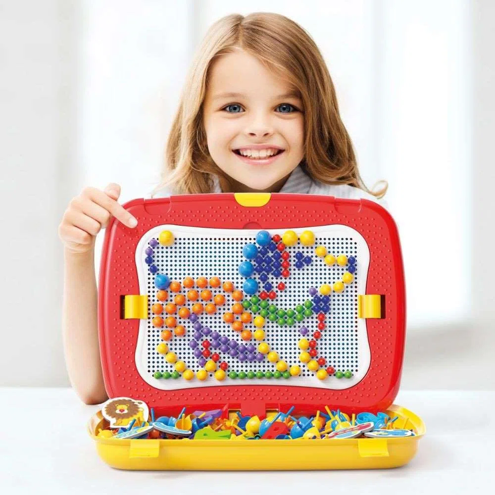 Quercetti Combi con Chiodini per Bambini, 48 Lettere Magnetiche e Pennarelli, Giochi Educativi 4 Anni 2 in 1 Lavagnetta Cancellabile Bambini 4-8 Anni, Sviluppa creatività e Motricità Fine