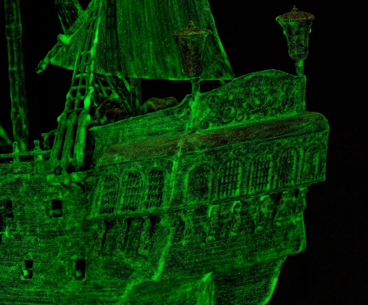 Revell 05435 Nave fantasma con luce notturna, nave pirata, modellino con sistema Easy Click, 10 anni a 99 anni