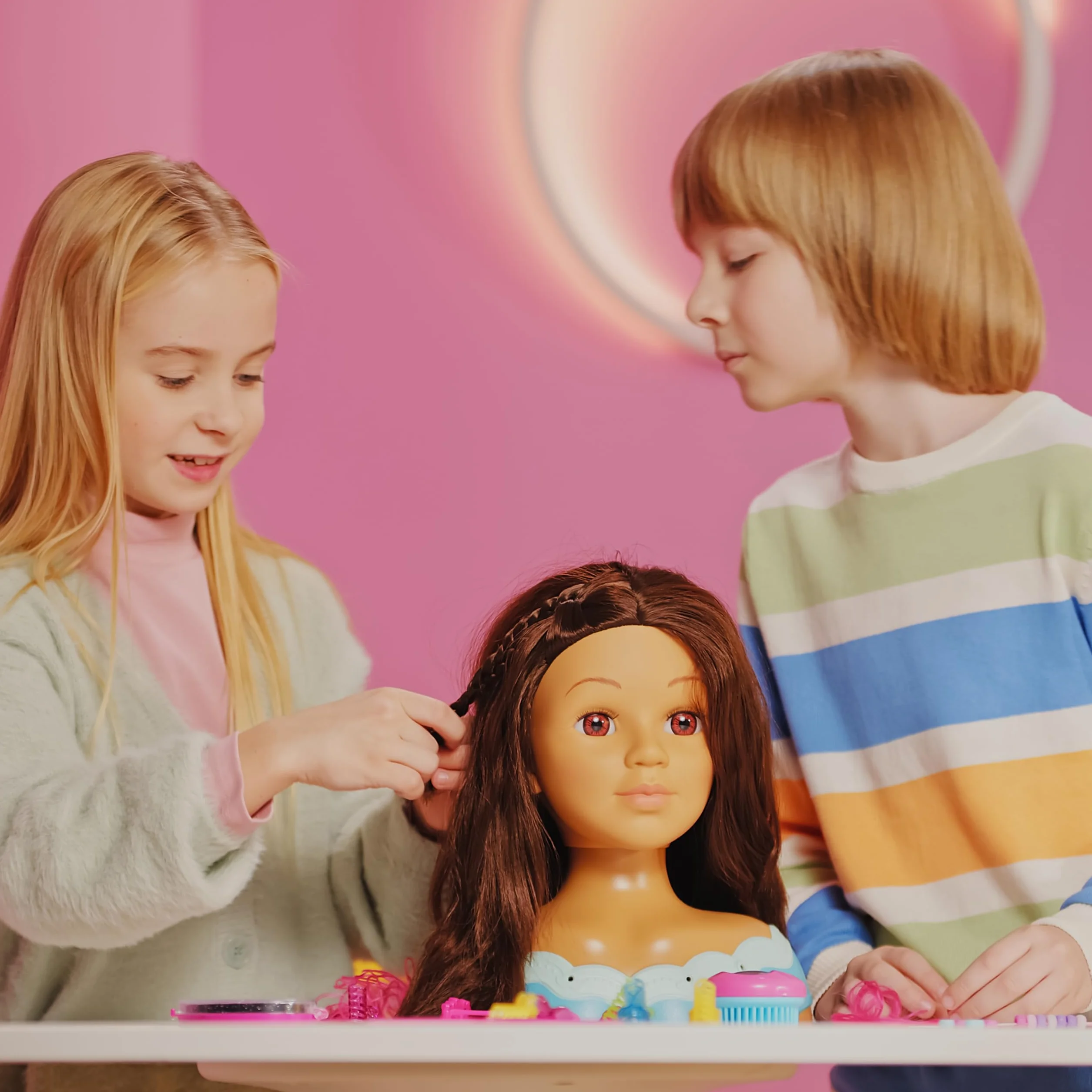 Theo Klein 5201 Busto per Trucco e acconciatura Mia I Include Cosmetici a Forma di Cuore e Accessori per Capelli I Capelli Lavabili e pettinabili I Giocattolo per Bambini dai 3 Anni in su