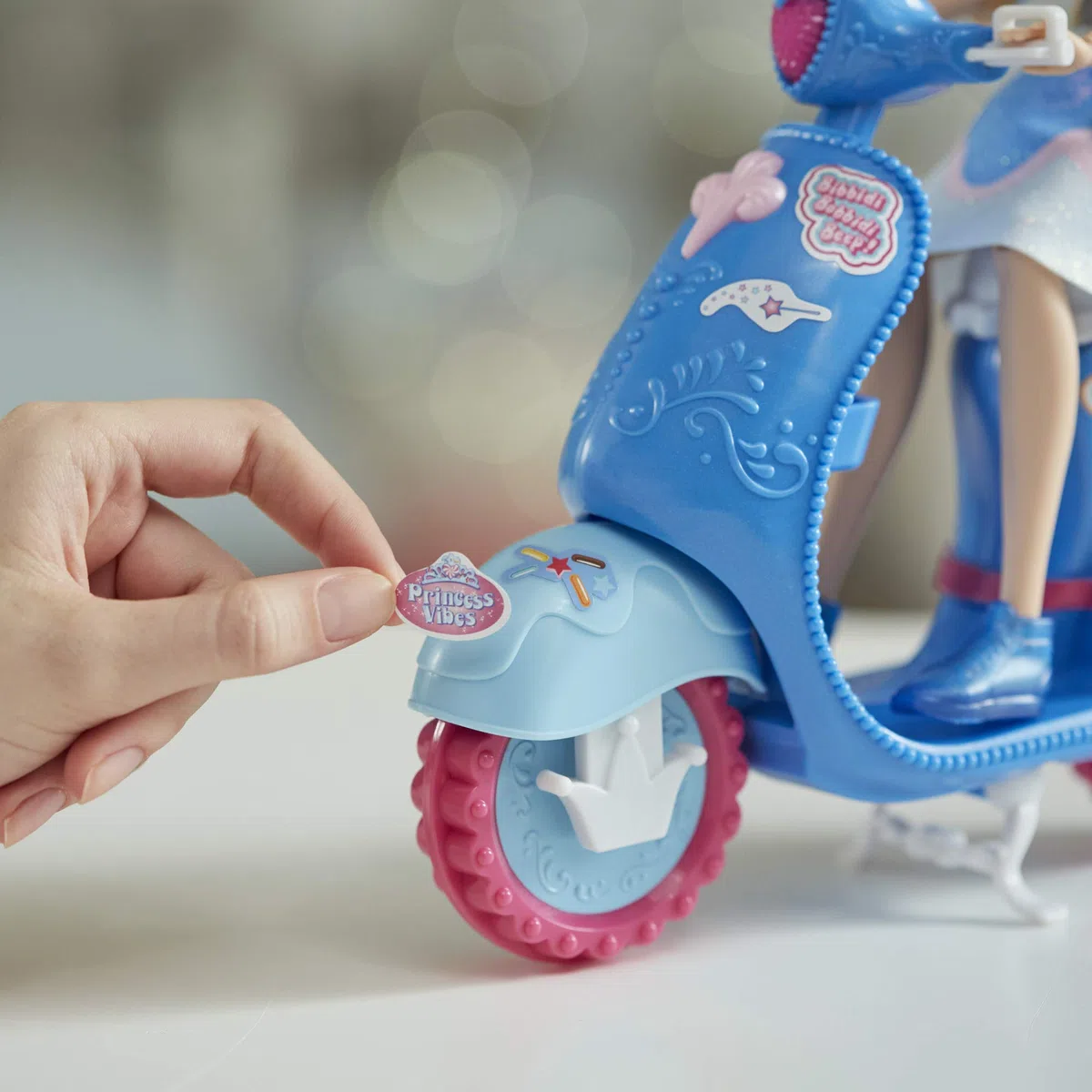 Disney Hasbro Princess Comfy Squad (Bambola Fashion Cenerentola con Scooter, Casco e Adesivi per Personalizzare, Ispirata al Film Ralph spacca Internet), Multicolore, E8937