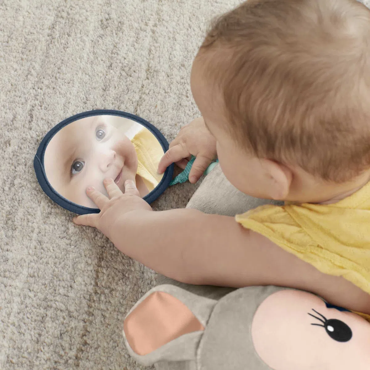 Fisher-Price - Cuscino Dolce Cerbiatto, cuscino giocattolo per neonati con 3 giocattoli per attività sensoriali, Giocattolo per Bambini 3+ Mesi, HJJ16