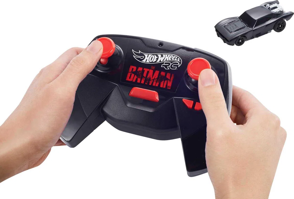 Hot Wheels - R/C Batmobile di Batman in Scala 1:64, Veicolo Radiocomandato con Controller USB Ricaricabile, Corse su Pista o Fuori Pista, Giocattolo per Bambini 5+ Anni, HBL43