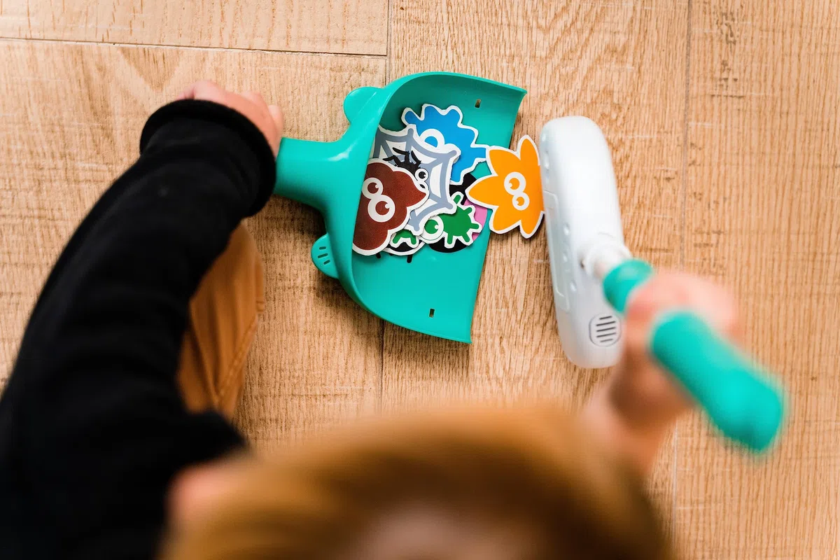 Infini Fun - Lulu Le Scopa Rigolo - La Prima Scopa Che Parla Quando spazza! - Set Completo di Scope, Pala e polveri Divertenti - Giocattoli d'imitazione per Bambini dai 2 Anni
