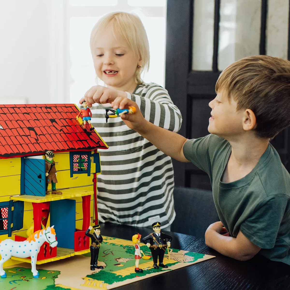 PIPPI LONGSTOCKING TOYS - Set di bambole a forma di casa delle bambole, Pippi e Mr. Nilsson, scimmietta di Pippi e Mr. Nilsson, valige con soldi, scarpe da spazzola, persone giocattolo, licenza