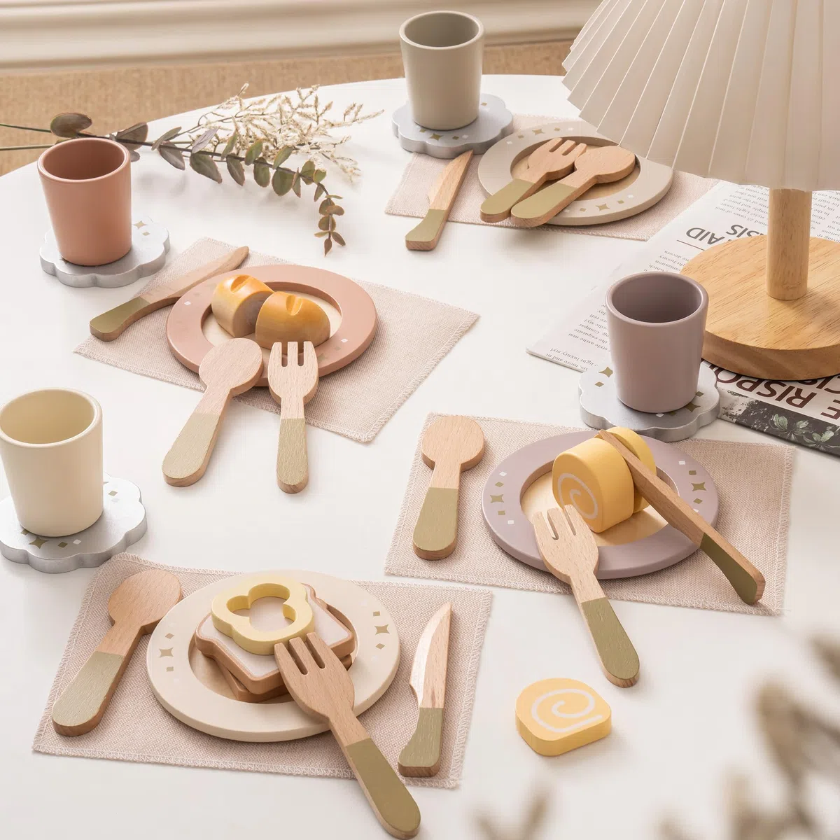 ROBUD Set di piatti da cucina in legno, 29 pezzi, piatti e posate giocattolo per bambini, accessori per la cucina, regali per bambini per ragazze e ragazzi (set da 4)