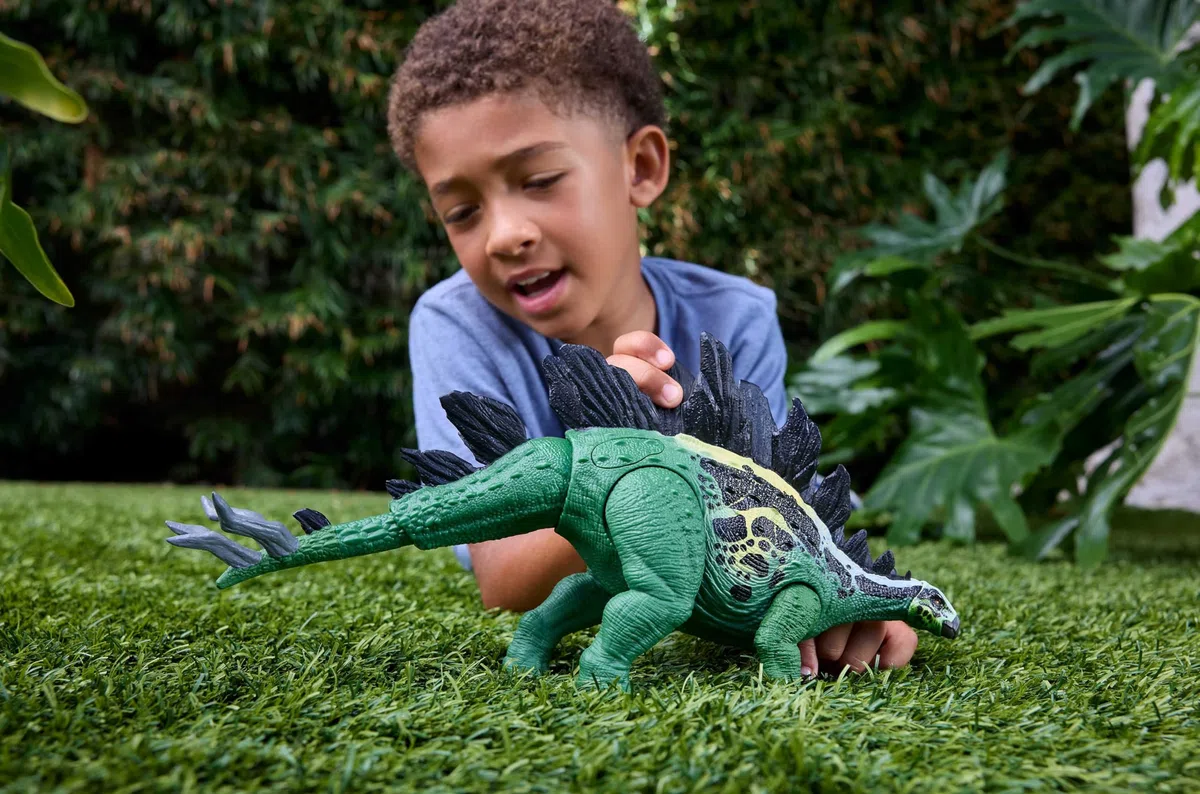 Mattel Jurassic World - Stegosauro Gigantic Thrashers, dinosauro di grandi dimensioni con 2 azioni d'attacco incluse e funzioni di evoluzione speciali, 4+ anni, JKL85